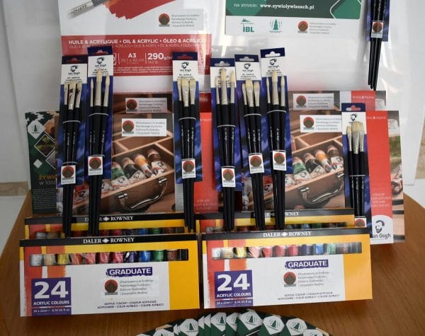 Zestawy farb akrylowych, pędzli i bloków malarskich